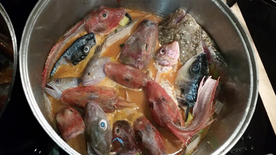 Elaborer une soupe de poissons avec des carcasses